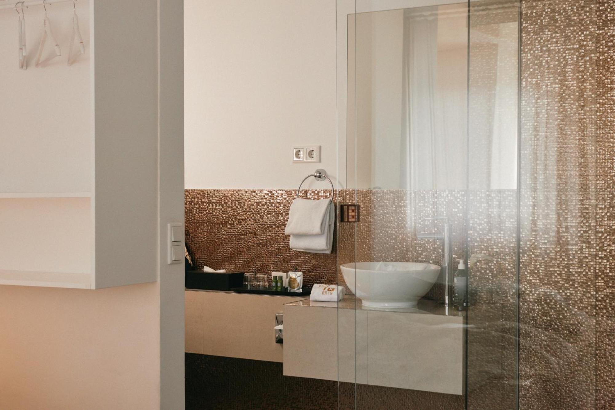 18Arts Hotel - Living In A Gallery! Koln Bagian luar foto